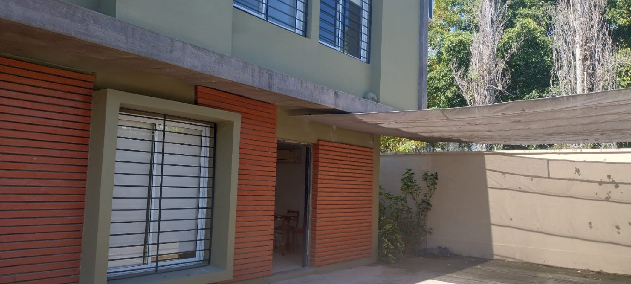 DUPLEX DE TRES DORMITORIOS CON DOS COCHERAS EN COMPLEJO CERRADO SIN EXPENSAS EN YERBA BUENA 