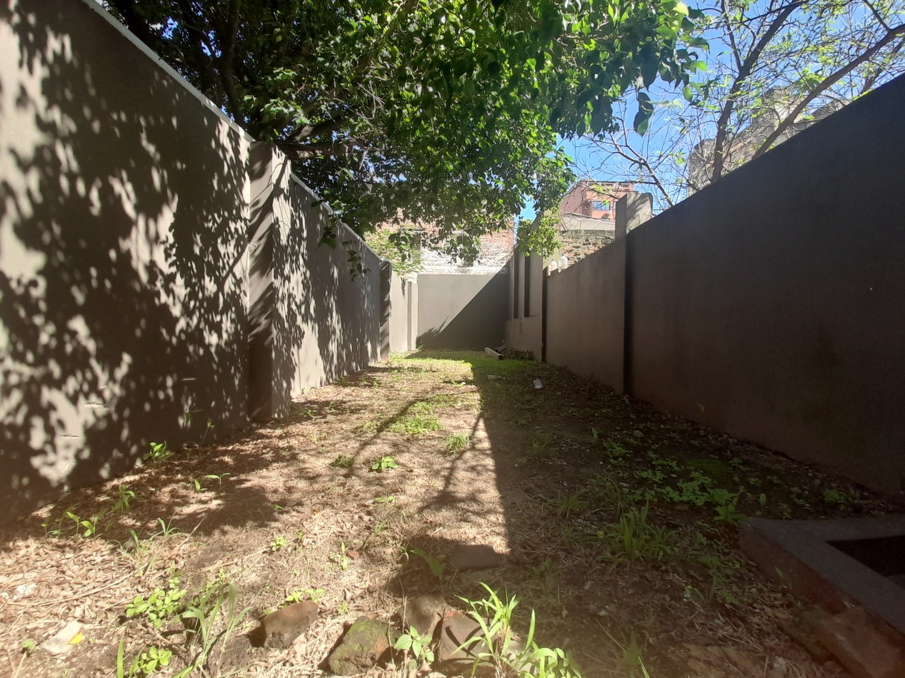 DEPARTAMENTO MONOAMBIENTE CON PATIO ENORME EN PLANTA BAJA EN LAS HERAS 441 BARRIO SUR