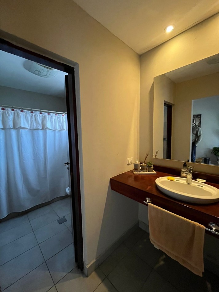 IMPONENTE CASA ESQUINA EN BARRIO CERRADO LA CAÑADITA