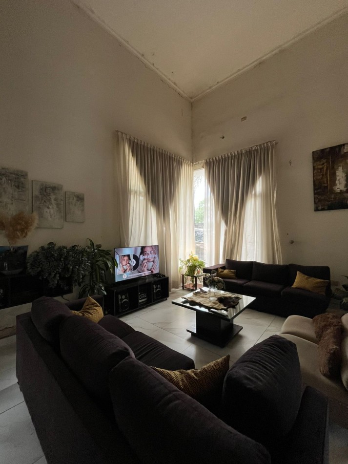 IMPONENTE CASA ESQUINA EN BARRIO CERRADO LA CAÑADITA