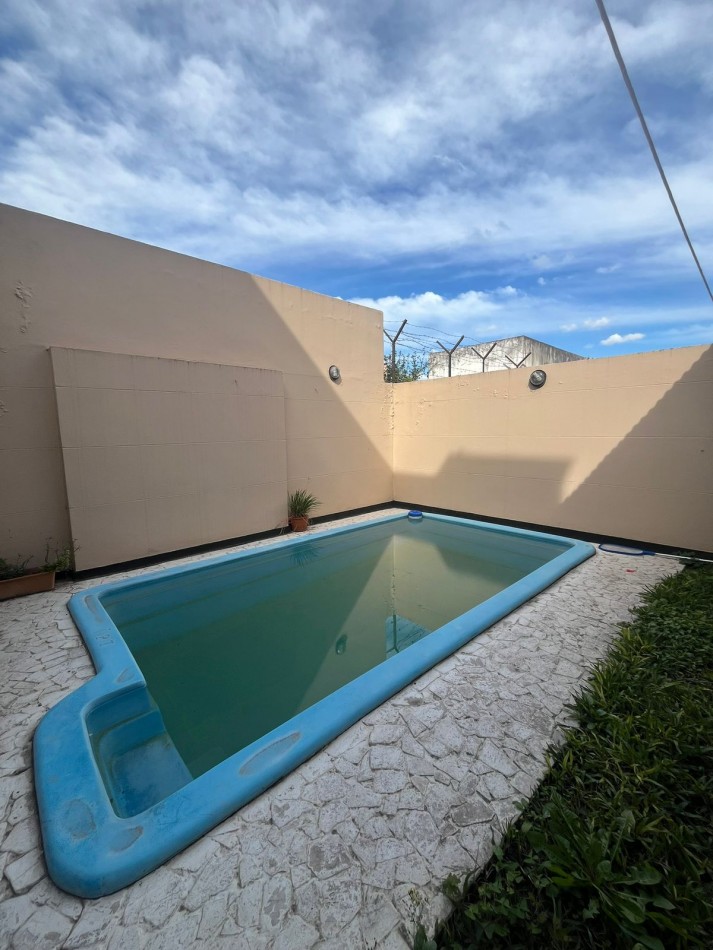 DUPLEX DE TRES DORMITORIOS EN BARRIO CERRADO EN GODOY CRUZ AL 300 CON COCHERAS Y PILETA APTO CREDITO HIPOTECARIO