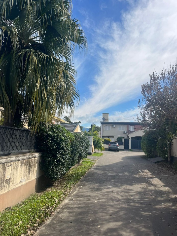 DUPLEX DE TRES DORMITORIOS EN BARRIO CERRADO EN GODOY CRUZ AL 300 CON COCHERAS Y PILETA APTO CREDITO HIPOTECARIO