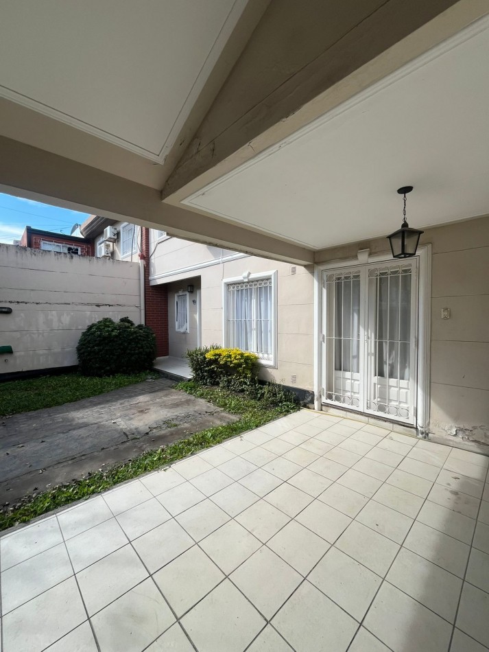 DUPLEX DE TRES DORMITORIOS EN BARRIO CERRADO EN GODOY CRUZ AL 300 CON COCHERAS Y PILETA APTO CREDITO HIPOTECARIO