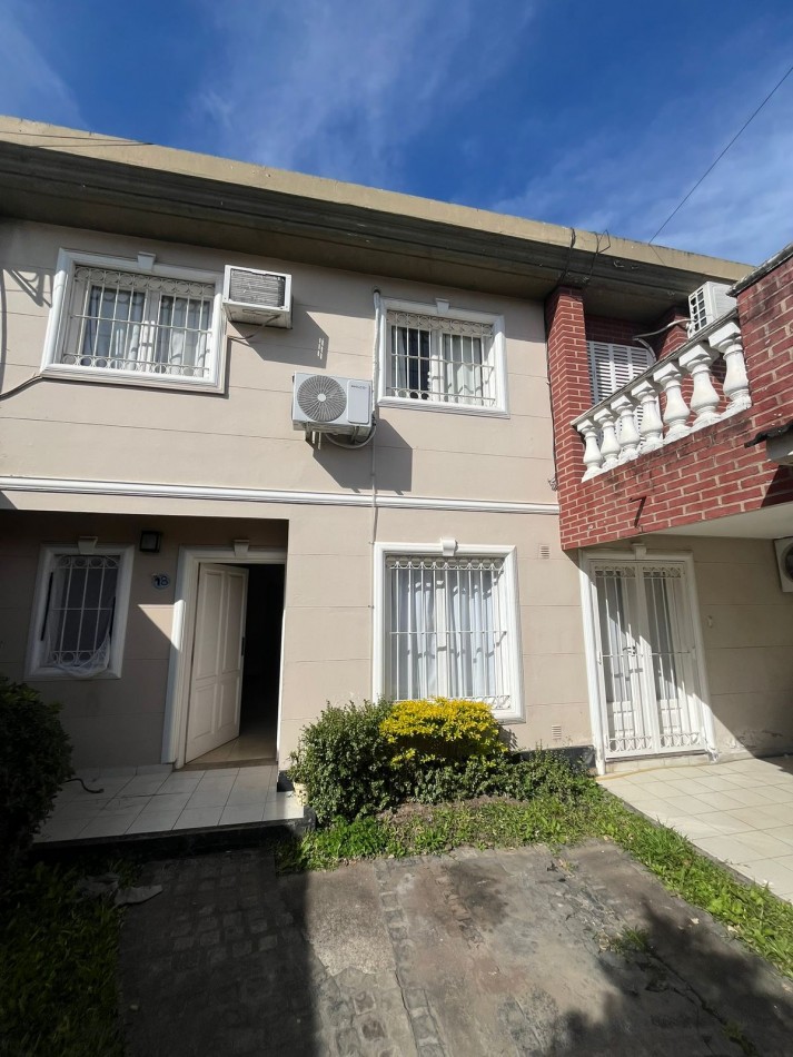 DUPLEX DE TRES DORMITORIOS EN BARRIO CERRADO EN GODOY CRUZ AL 300 CON COCHERAS Y PILETA APTO CREDITO HIPOTECARIO