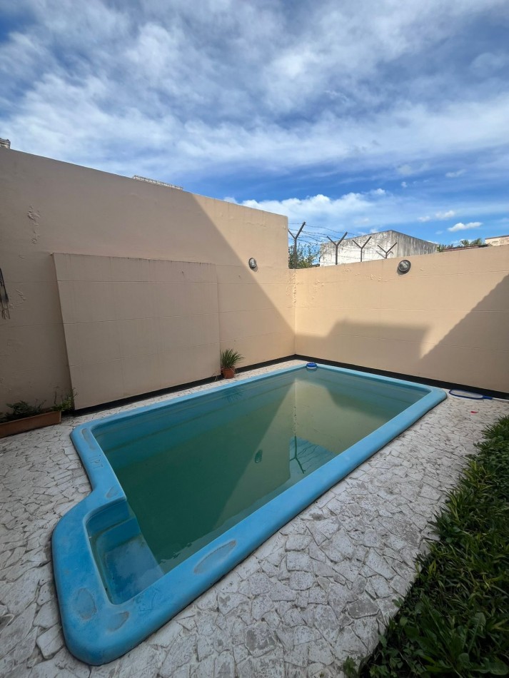 DUPLEX DE TRES DORMITORIOS EN BARRIO CERRADO EN GODOY CRUZ AL 300 CON COCHERAS Y PILETA APTO CREDITO HIPOTECARIO