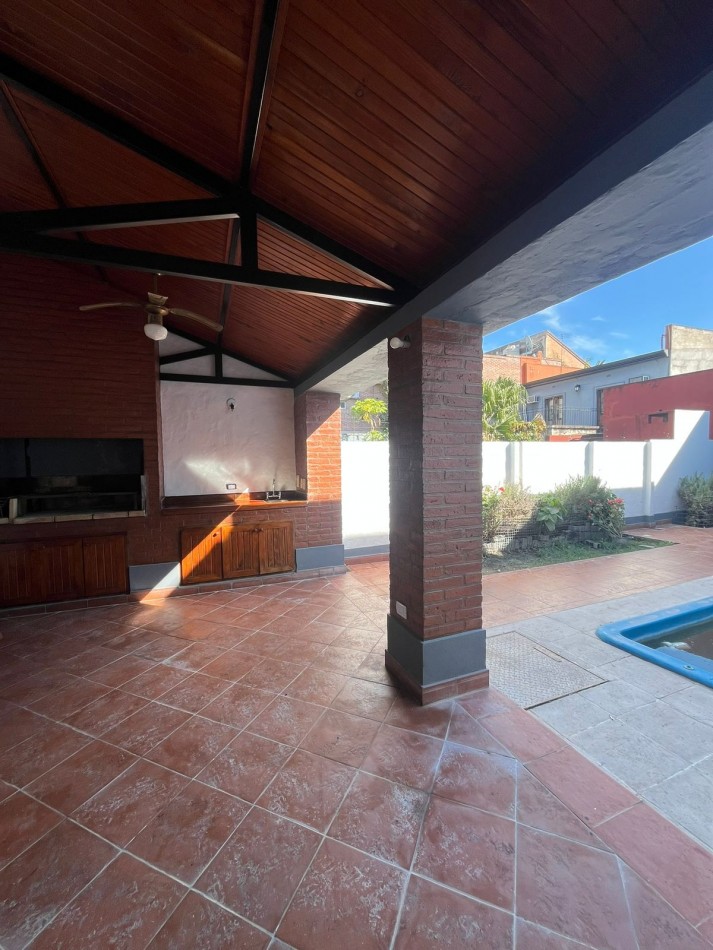 CASA REMODELADA A NUEVO APTA CREDITO HIPOTECARIO EN GODOY CRUZ 391 DE TRES DORMITORIOS CON PILETA Y COCHERA