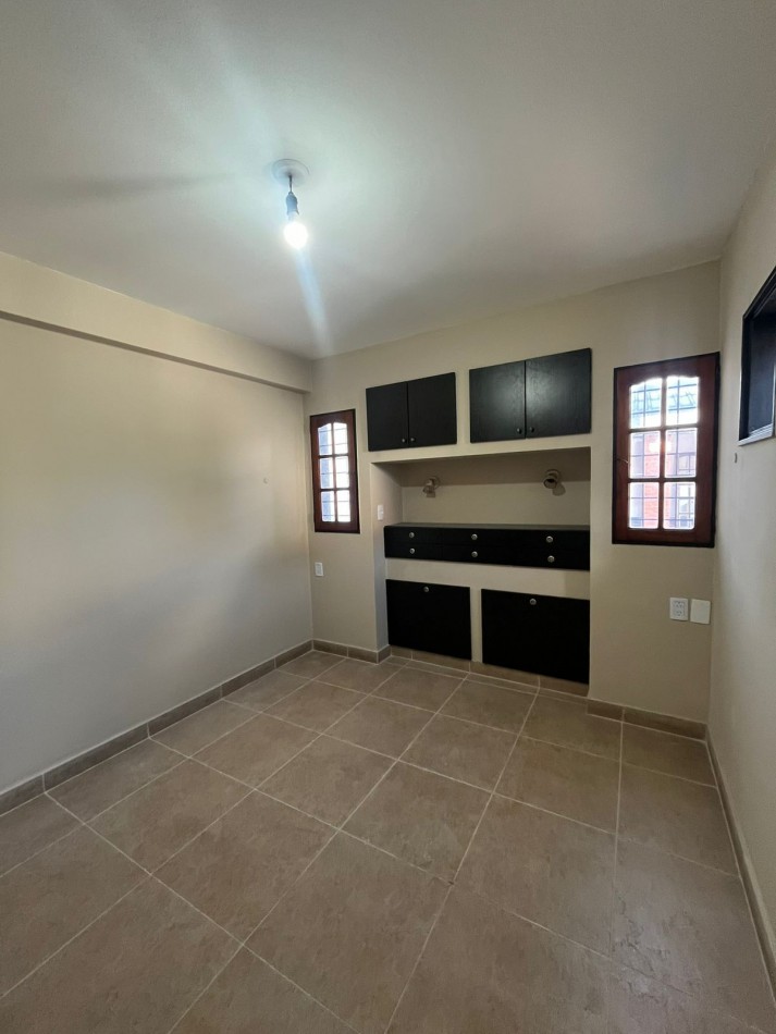 CASA REMODELADA A NUEVO APTA CREDITO HIPOTECARIO EN GODOY CRUZ 391 DE TRES DORMITORIOS CON PILETA Y COCHERA
