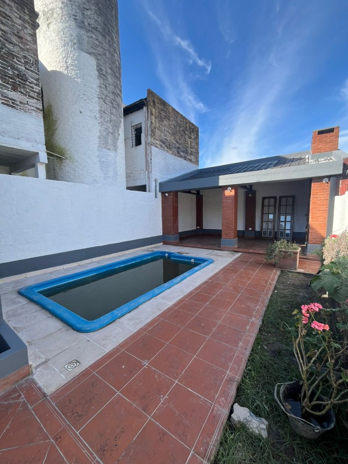 CASA REMODELADA A NUEVO APTA CREDITO HIPOTECARIO EN GODOY CRUZ 391 DE TRES DORMITORIOS CON PILETA Y COCHERA