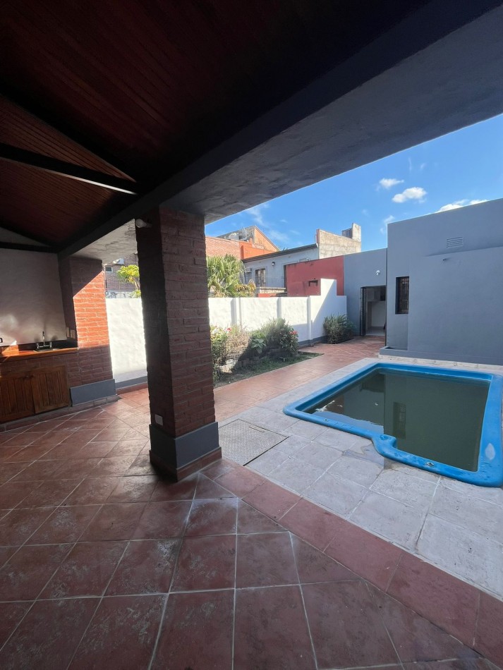 CASA REMODELADA A NUEVO APTA CREDITO HIPOTECARIO EN GODOY CRUZ 391 DE TRES DORMITORIOS CON PILETA Y COCHERA