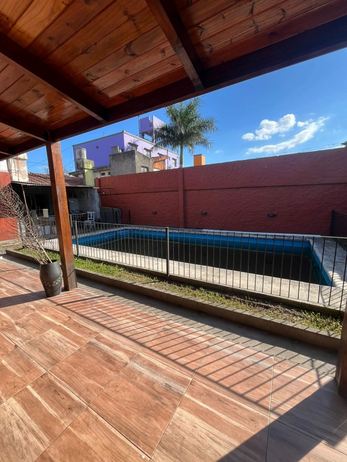 CASA EN BARRIO KENEDY APTA CREDITO CON PILETA Y QUINCHO
