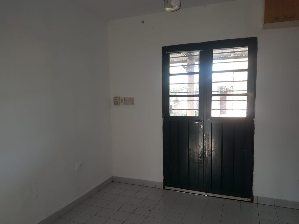 CASA EN BARRIO MIRADOR DE SHOENSTATT DE TRES DORMITORIOS CON COCHERA Y FONDO