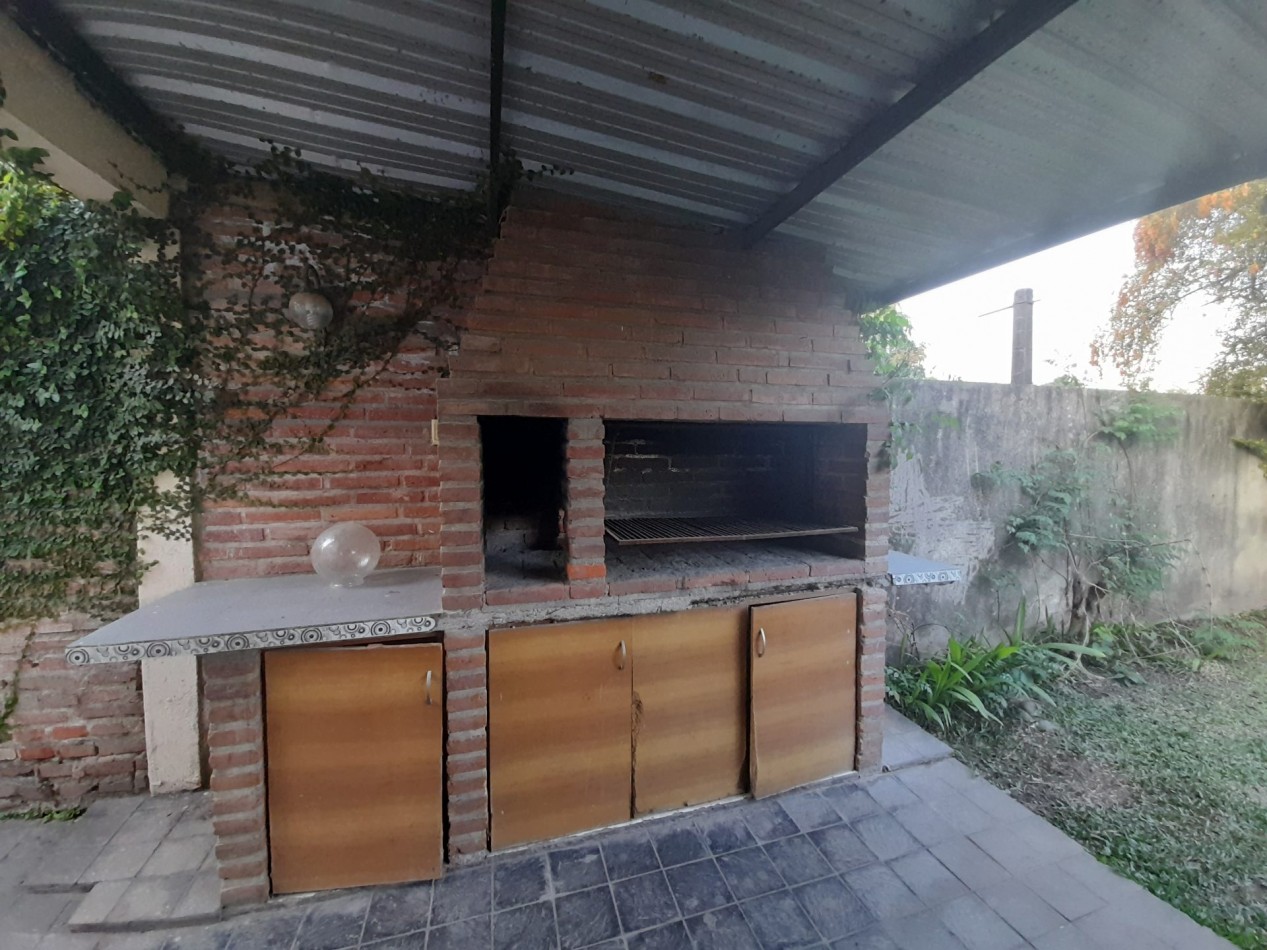 CASA EN BARRIO MIRADOR DE SHOENSTATT DE TRES DORMITORIOS CON COCHERA Y FONDO
