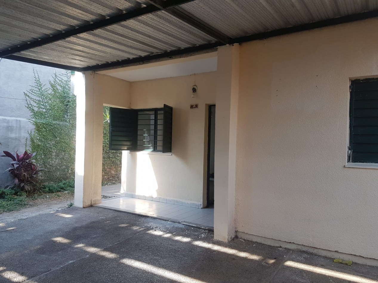 CASA EN BARRIO MIRADOR DE SHOENSTATT DE TRES DORMITORIOS CON COCHERA Y FONDO