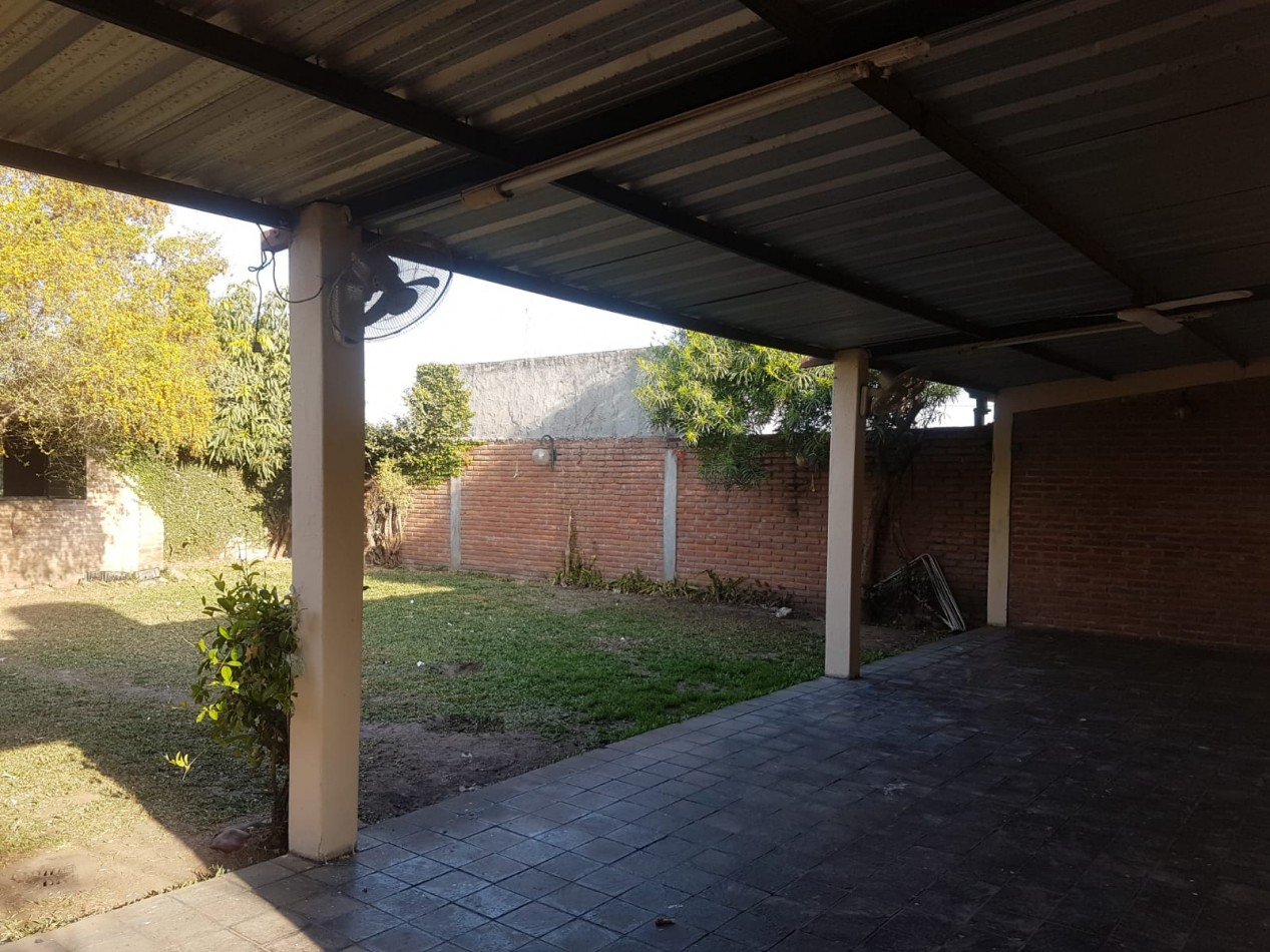 CASA EN BARRIO MIRADOR DE SHOENSTATT DE TRES DORMITORIOS CON COCHERA Y FONDO