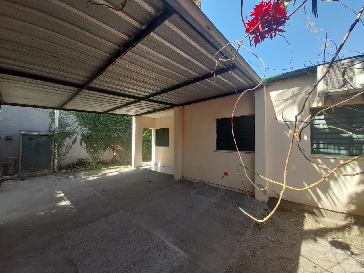 CASA EN BARRIO MIRADOR DE SHOENSTATT DE TRES DORMITORIOS CON COCHERA Y FONDO