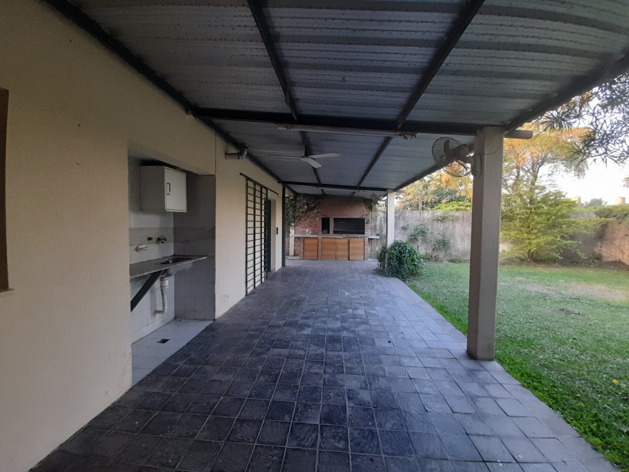 CASA EN BARRIO MIRADOR DE SHOENSTATT DE TRES DORMITORIOS CON COCHERA Y FONDO