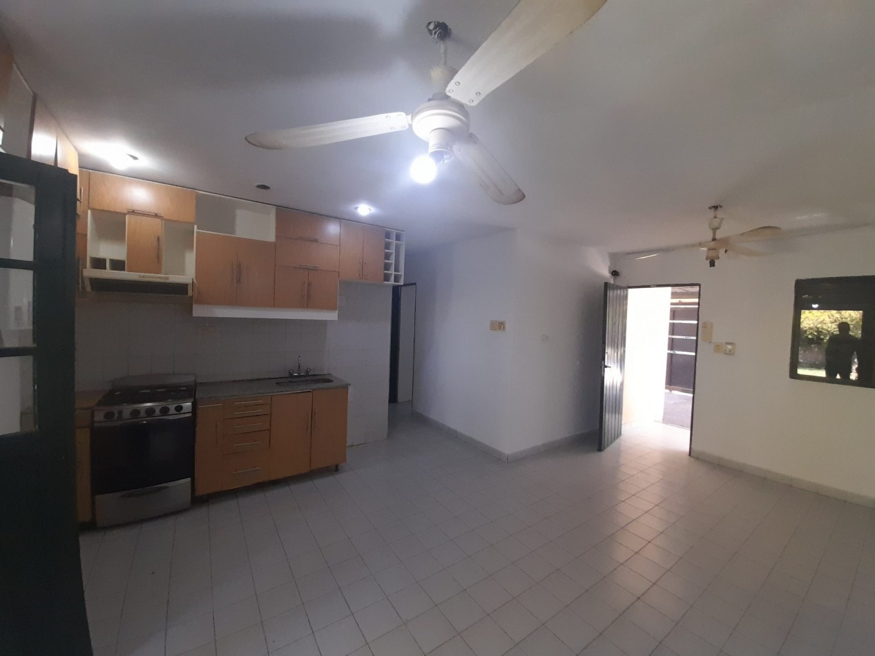 CASA EN BARRIO MIRADOR DE SHOENSTATT DE TRES DORMITORIOS CON COCHERA Y FONDO
