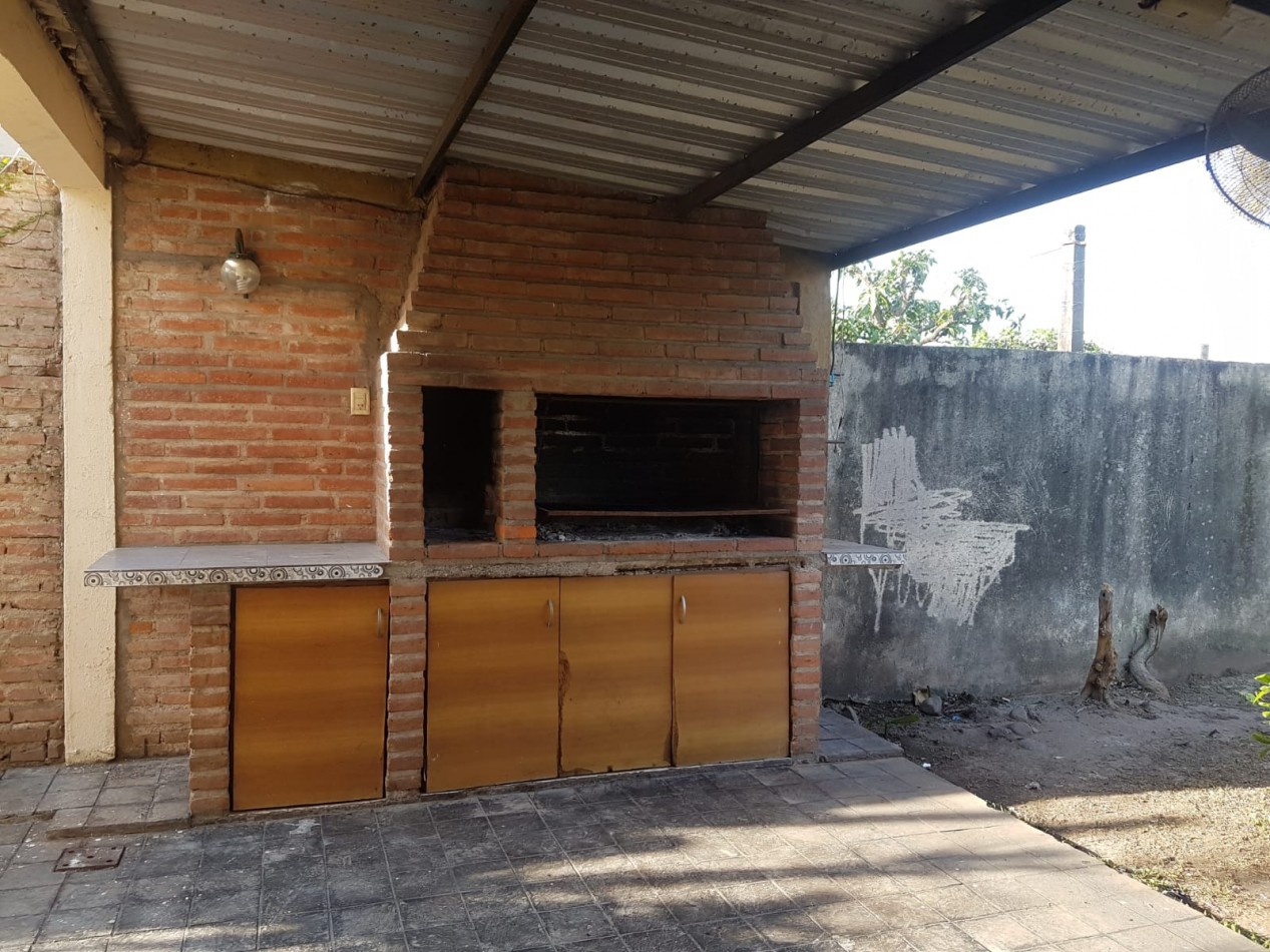 CASA EN BARRIO MIRADOR DE SHOENSTATT DE TRES DORMITORIOS CON COCHERA Y FONDO