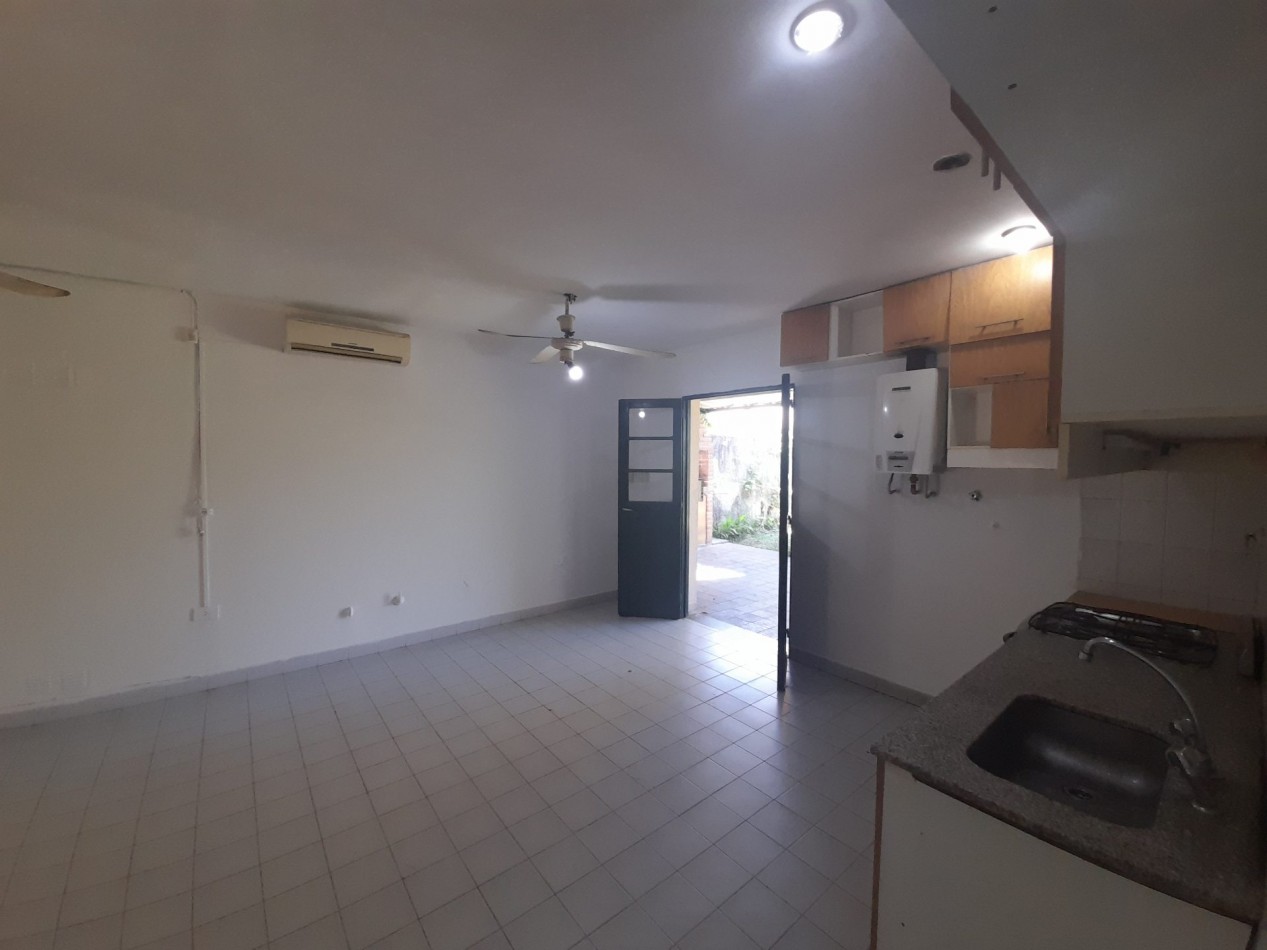 CASA EN BARRIO MIRADOR DE SHOENSTATT DE TRES DORMITORIOS CON COCHERA Y FONDO
