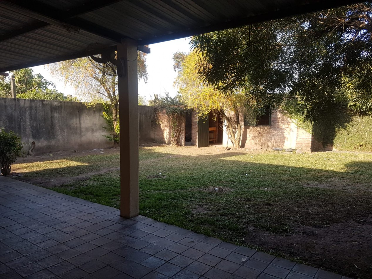 CASA EN BARRIO MIRADOR DE SHOENSTATT DE TRES DORMITORIOS CON COCHERA Y FONDO