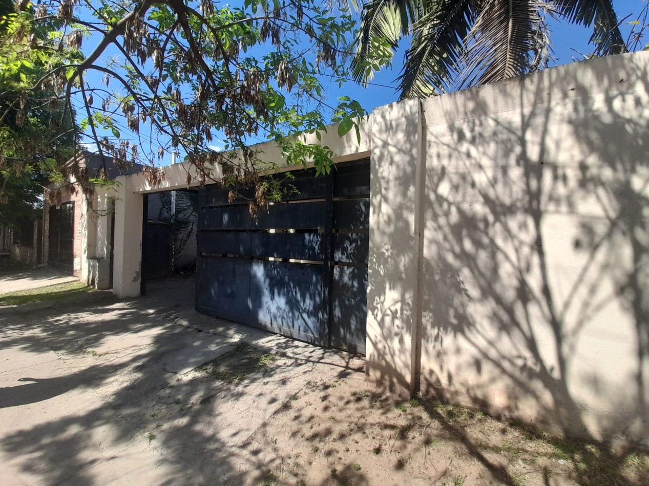 CASA EN BARRIO MIRADOR DE SHOENSTATT DE TRES DORMITORIOS CON COCHERA Y FONDO