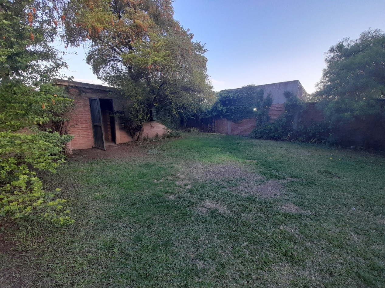CASA EN BARRIO MIRADOR DE SHOENSTATT DE TRES DORMITORIOS CON COCHERA Y FONDO