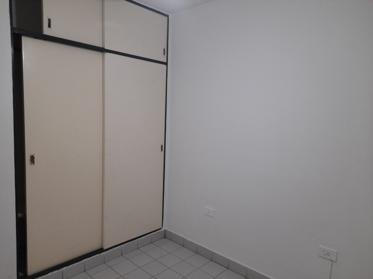 CASA EN BARRIO MIRADOR DE SHOENSTATT DE TRES DORMITORIOS CON COCHERA Y FONDO