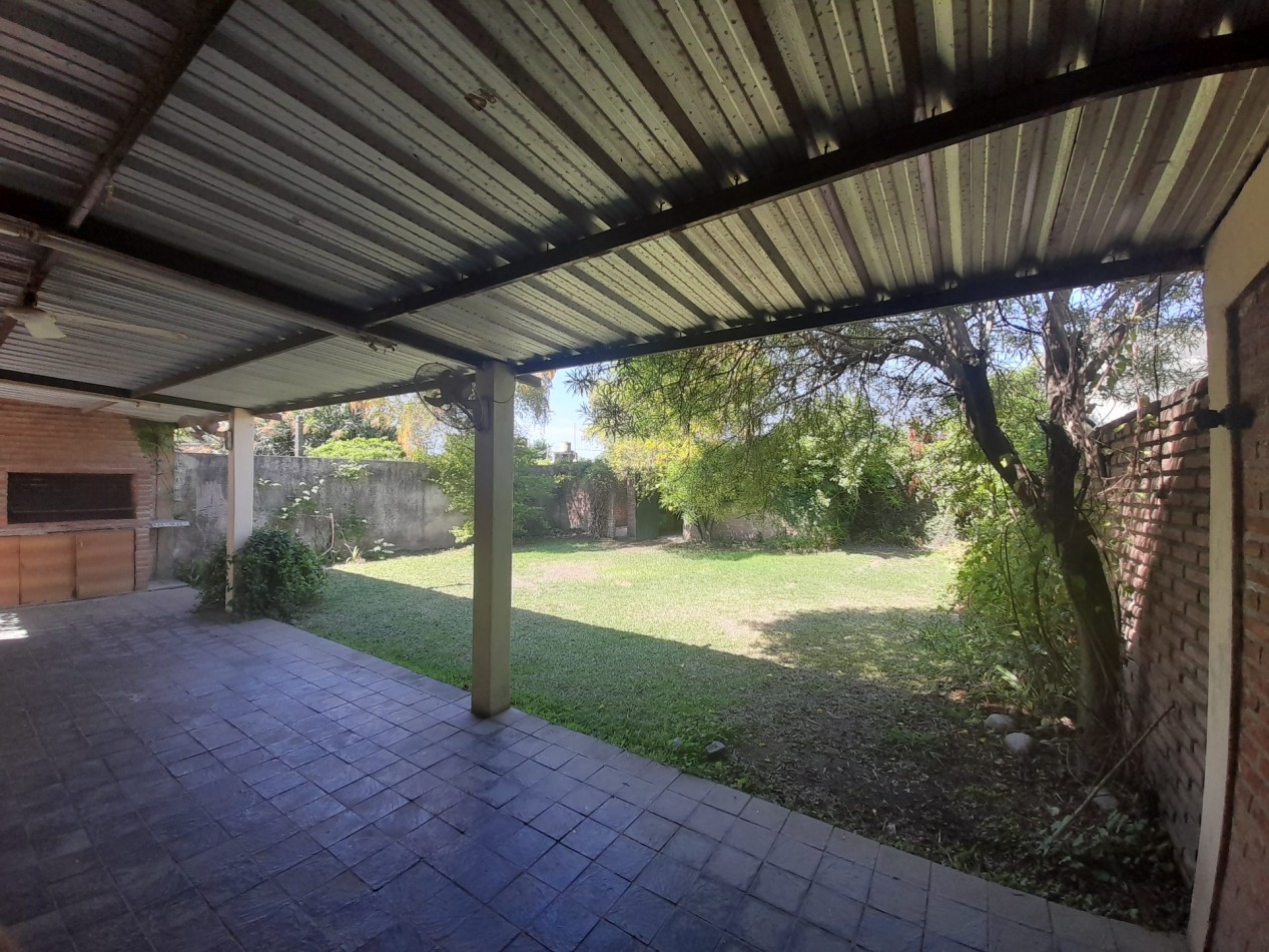 CASA EN BARRIO MIRADOR DE SHOENSTATT DE TRES DORMITORIOS CON COCHERA Y FONDO