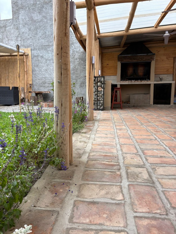COMPLEJO DE DOS CABAÑAS EN FUNCIONAMIENTO EN CAFAYATE SALTA ESTILO RUSTICO HERMOSAS 