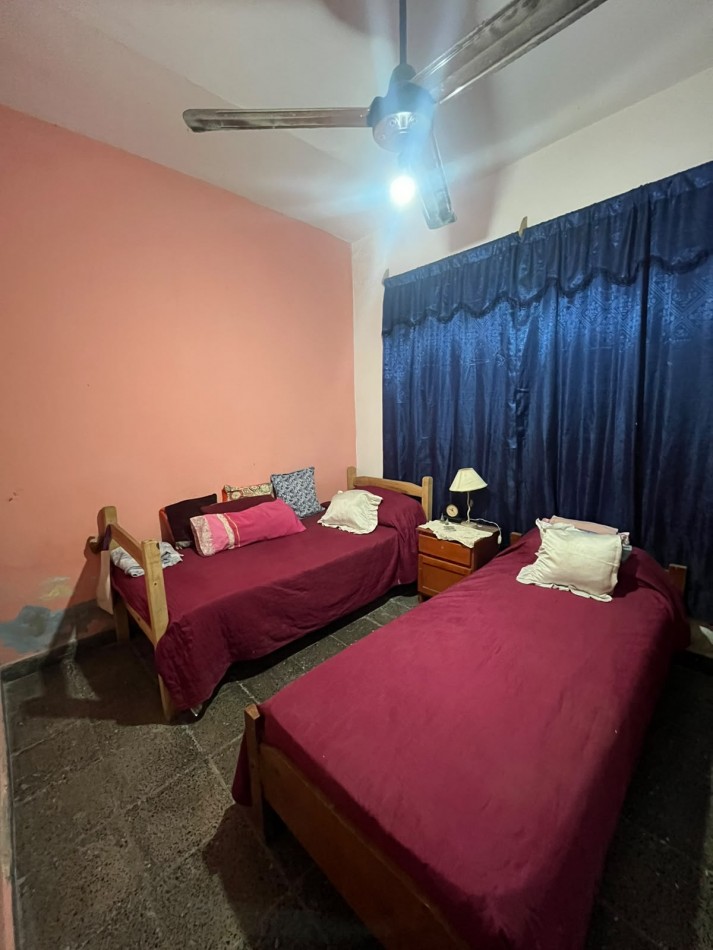 CASA DE DOS PLANTAS CINCO DORMITORIOS CON COCHERA APTA CREDITO A METROS AVENIDA ALEM AL 1200