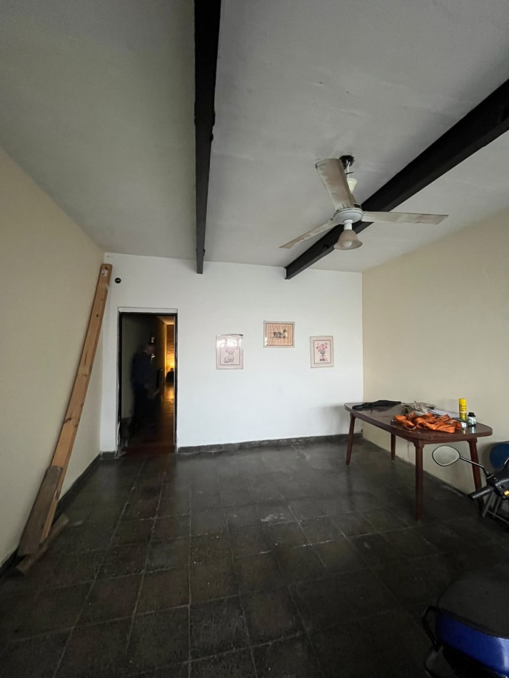 CASA DE DOS PLANTAS CINCO DORMITORIOS CON COCHERA APTA CREDITO A METROS AVENIDA ALEM AL 1200