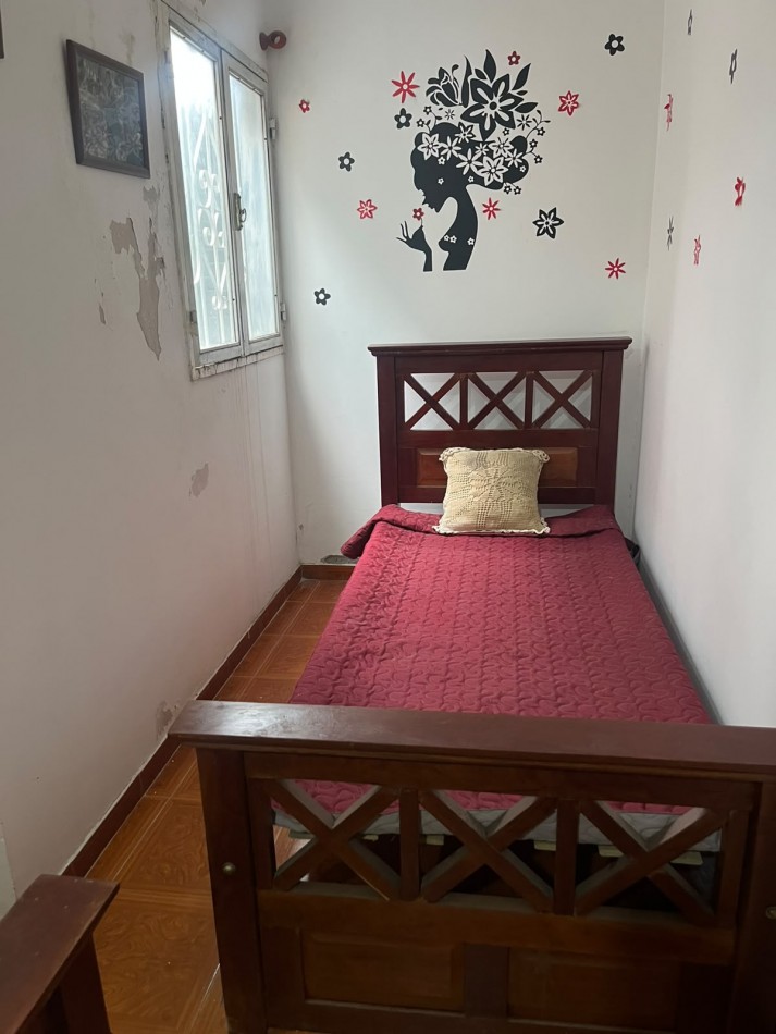CASA DE DOS PLANTAS CINCO DORMITORIOS CON COCHERA APTA CREDITO A METROS AVENIDA ALEM AL 1200