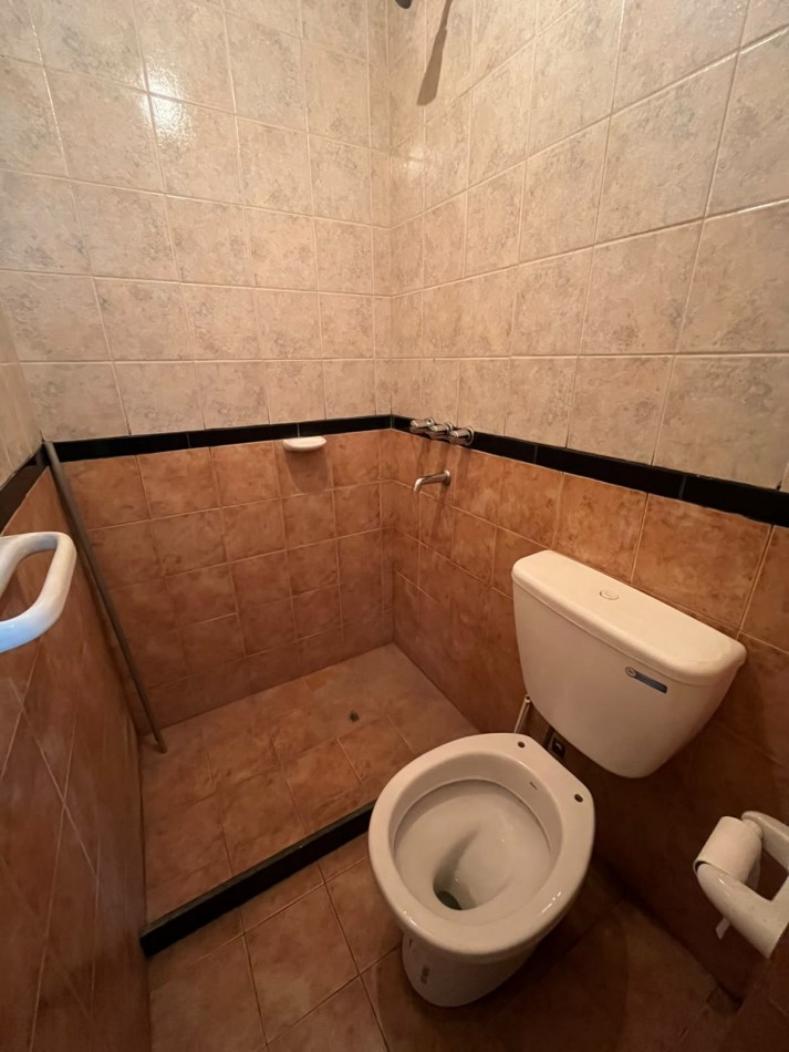 CASA DE DOS PLANTAS CINCO DORMITORIOS CON COCHERA APTA CREDITO A METROS AVENIDA ALEM AL 1200