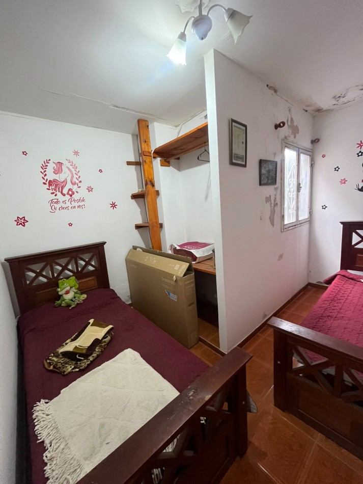 CASA DE DOS PLANTAS CINCO DORMITORIOS CON COCHERA APTA CREDITO A METROS AVENIDA ALEM AL 1200