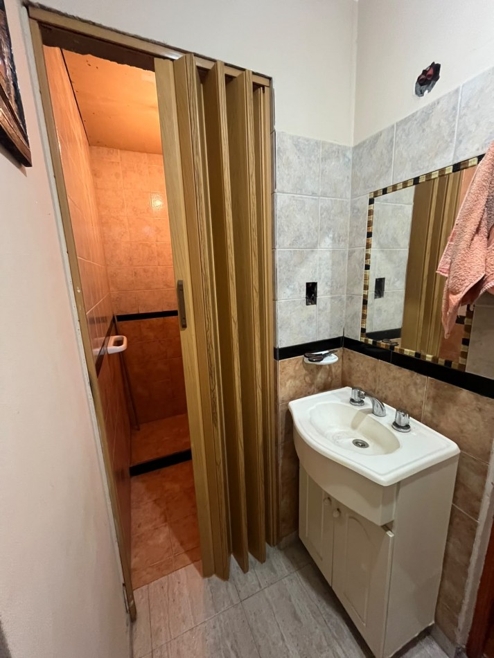 CASA DE DOS PLANTAS CINCO DORMITORIOS CON COCHERA APTA CREDITO A METROS AVENIDA ALEM AL 1200
