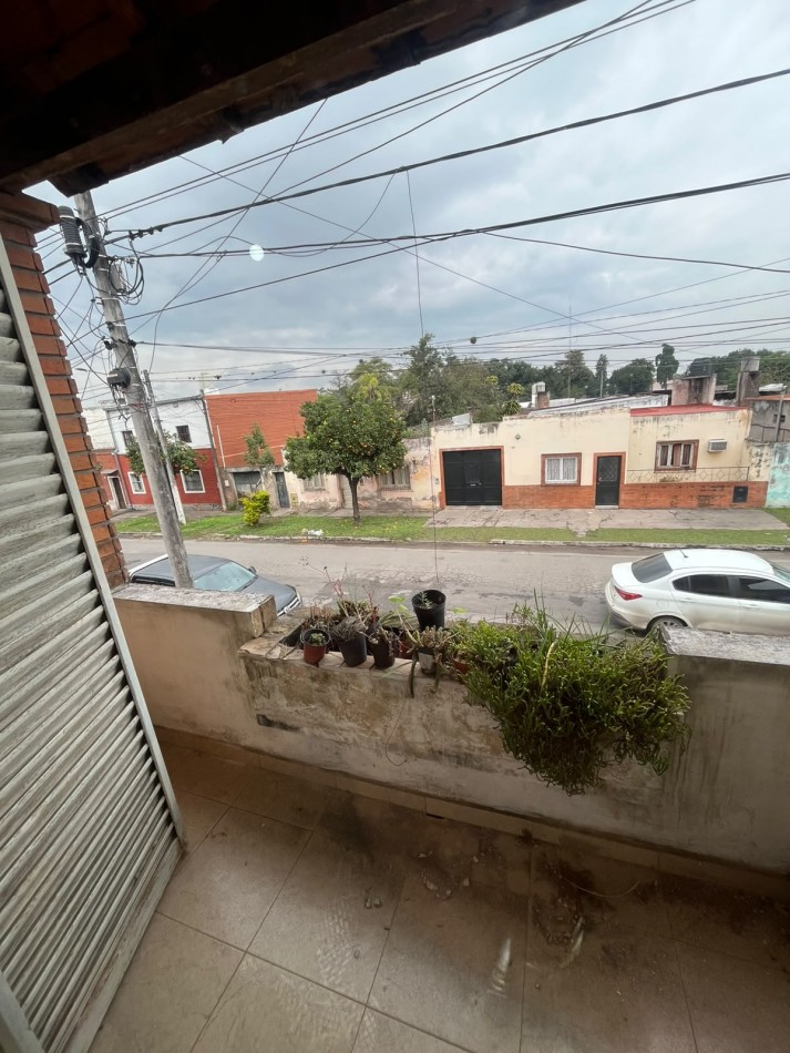 CASA DE DOS PLANTAS CINCO DORMITORIOS CON COCHERA APTA CREDITO A METROS AVENIDA ALEM AL 1200