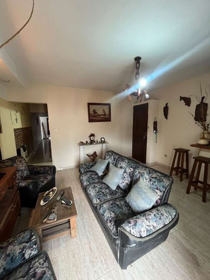 CASA DE DOS PLANTAS CINCO DORMITORIOS CON COCHERA APTA CREDITO A METROS AVENIDA ALEM AL 1200