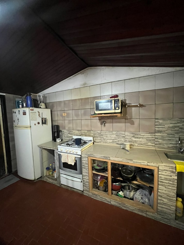 CASA DE DOS PLANTAS CINCO DORMITORIOS CON COCHERA APTA CREDITO A METROS AVENIDA ALEM AL 1200