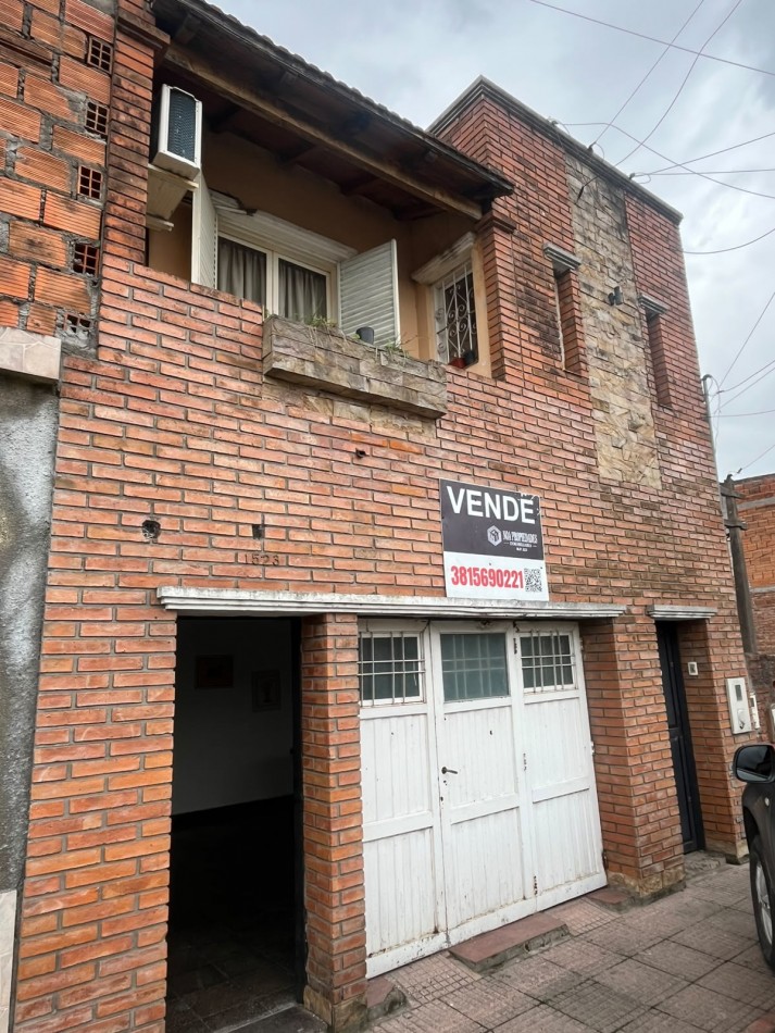 CASA DE DOS PLANTAS CINCO DORMITORIOS CON COCHERA APTA CREDITO A METROS AVENIDA ALEM AL 1200