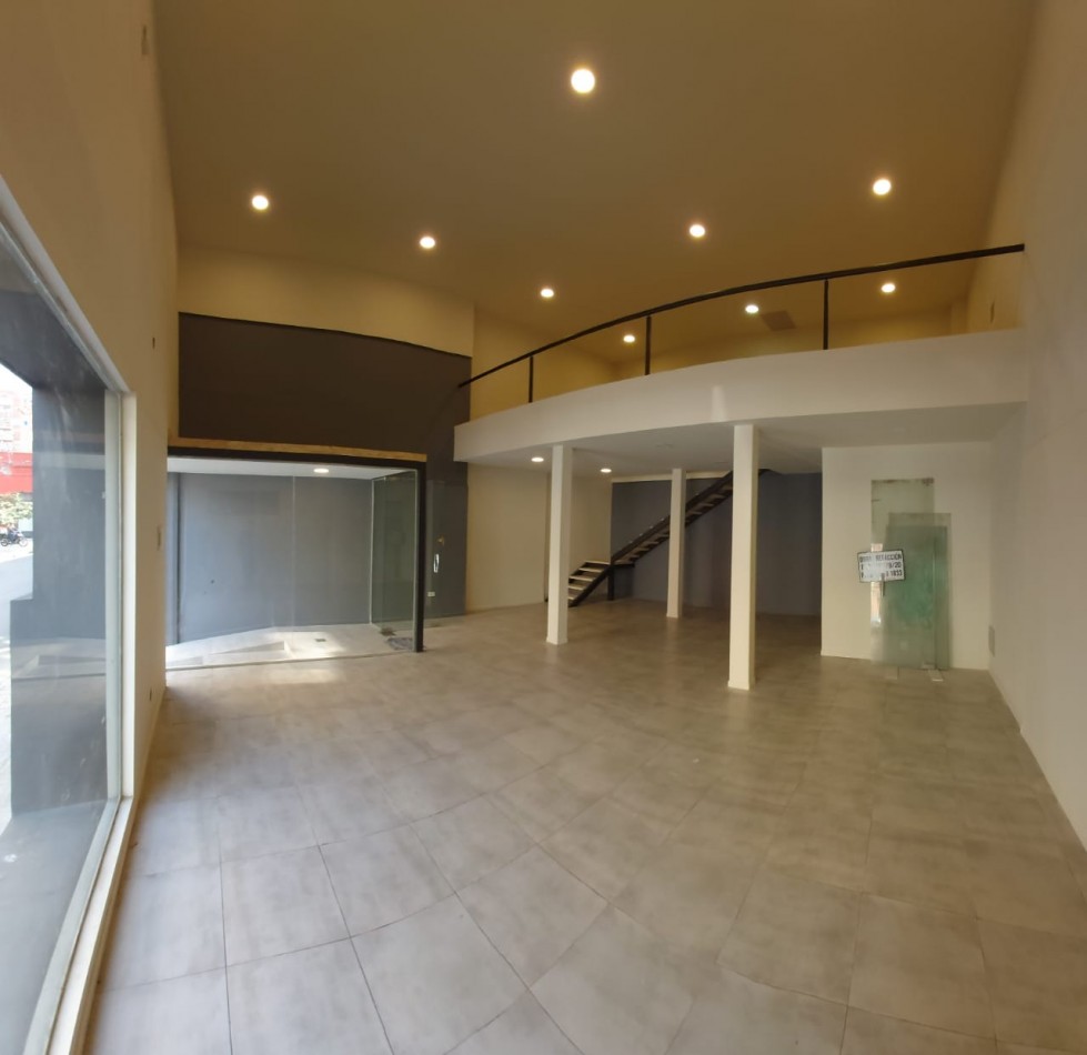 AMPLIO LOCAL COMERCIAL DOBLE ALTURA CON BAÑO Y ENTREPISO EN SAN JUAN 285