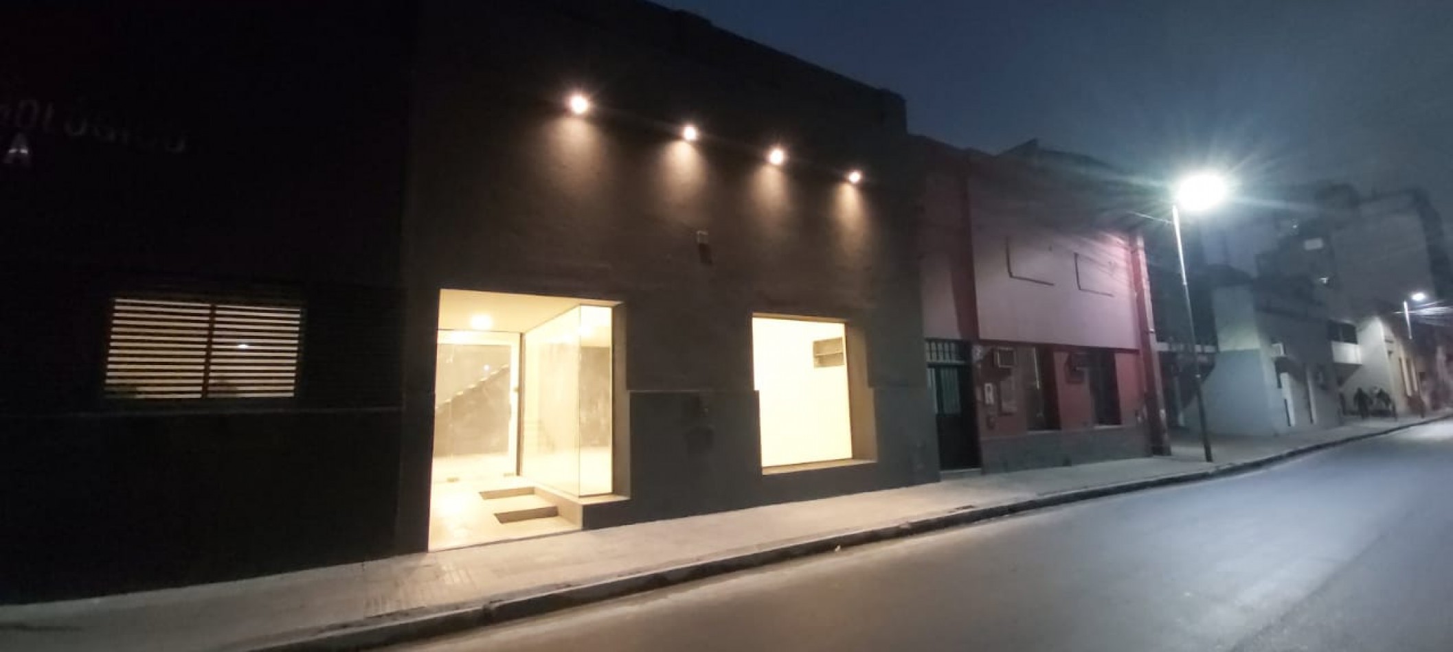 AMPLIO LOCAL COMERCIAL DOBLE ALTURA CON BAÑO Y ENTREPISO EN SAN JUAN 285