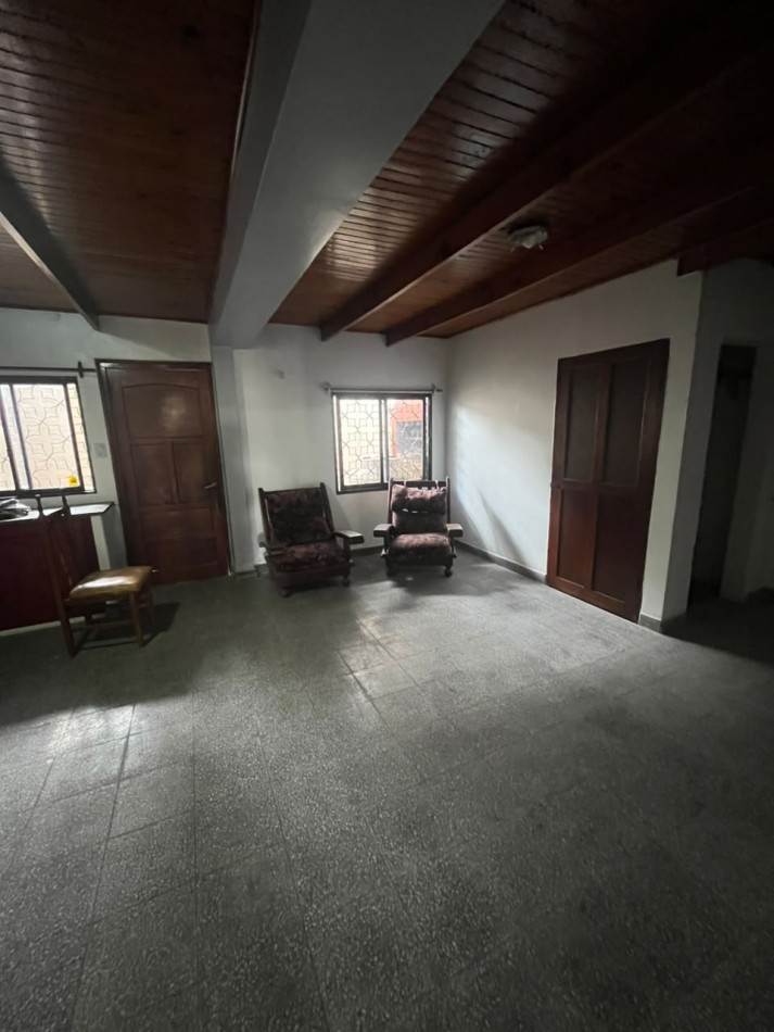 CASA DE DOS DORMITORIOS A UNA CUADRA Y MEDIA DE MATE DE LUNA AL 2700
