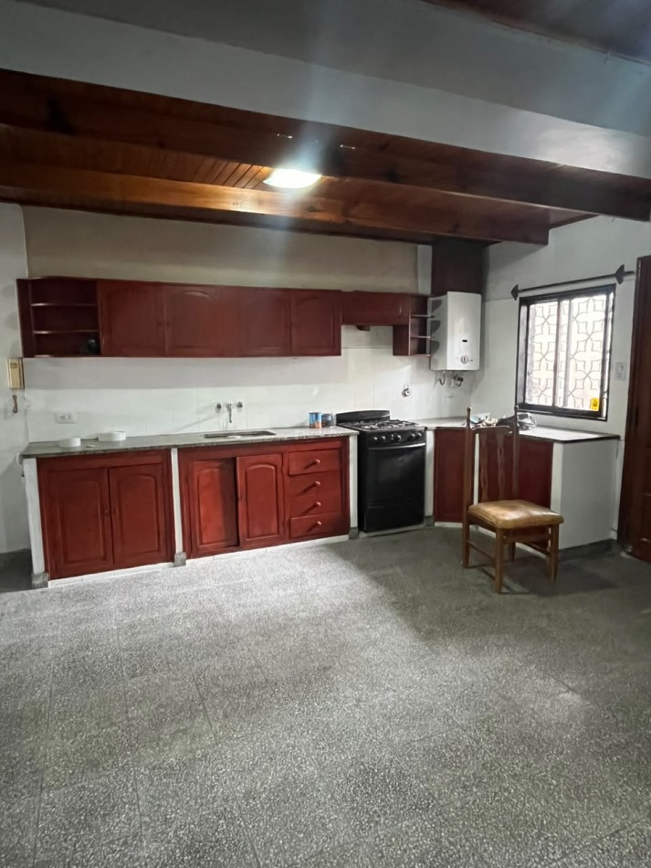 CASA DE DOS DORMITORIOS A UNA CUADRA Y MEDIA DE MATE DE LUNA AL 2700