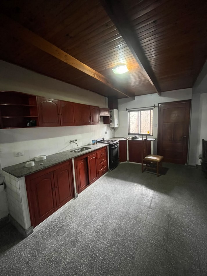 CASA DE DOS DORMITORIOS A UNA CUADRA Y MEDIA DE MATE DE LUNA AL 2700