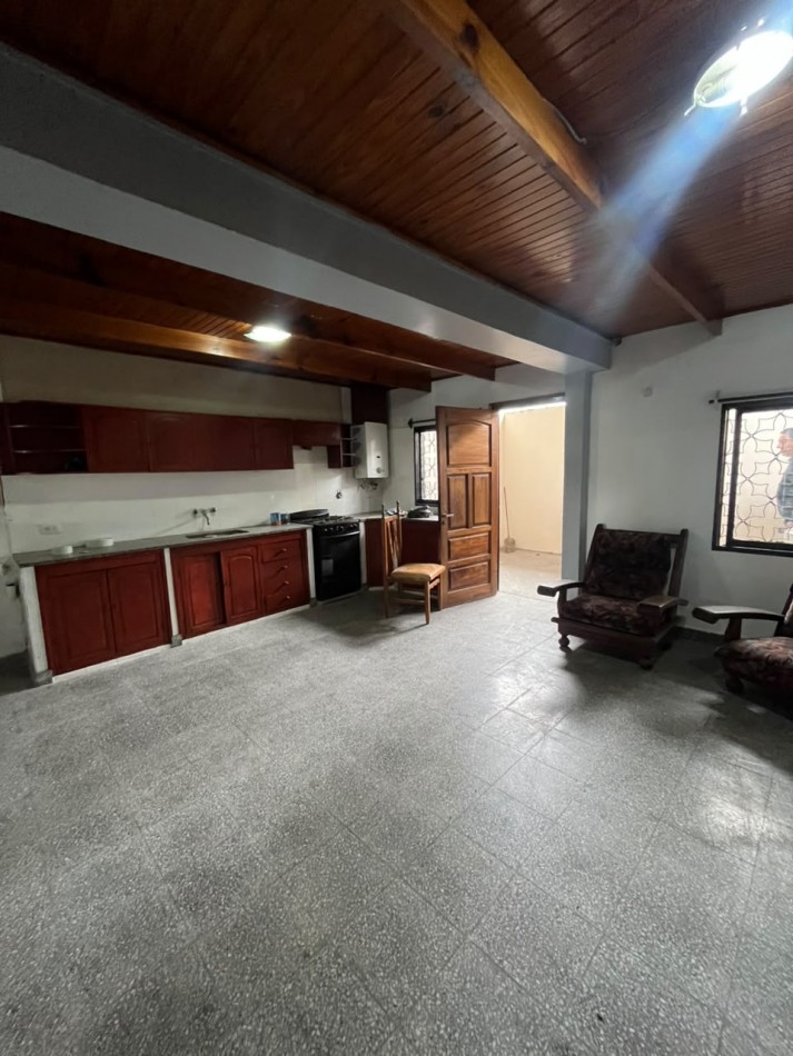 CASA DE DOS DORMITORIOS A UNA CUADRA Y MEDIA DE MATE DE LUNA AL 2700