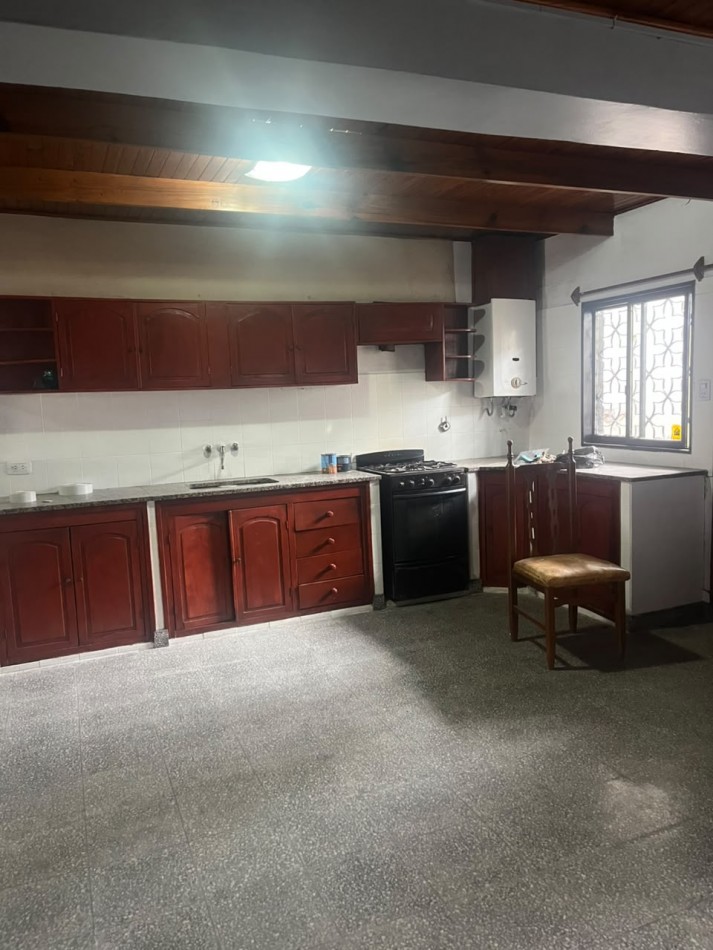 CASA DE DOS DORMITORIOS A UNA CUADRA Y MEDIA DE MATE DE LUNA AL 2700