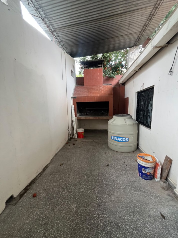 CASA DE DOS DORMITORIOS A UNA CUADRA Y MEDIA DE MATE DE LUNA AL 2700