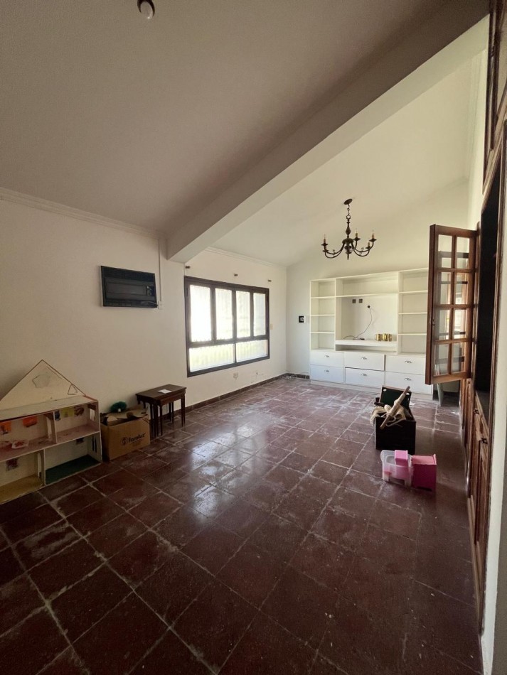 CASERON EN YERBA BUENA TERRENO DE 1200 M2 TRES DORMITORIOS, DEPENCIA, PILETA Y PARQUE 