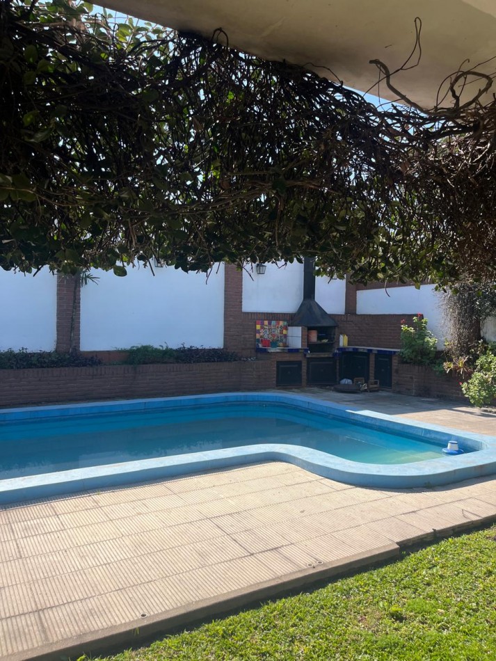 CASERON EN YERBA BUENA TERRENO DE 1200 M2 TRES DORMITORIOS, DEPENCIA, PILETA Y PARQUE 