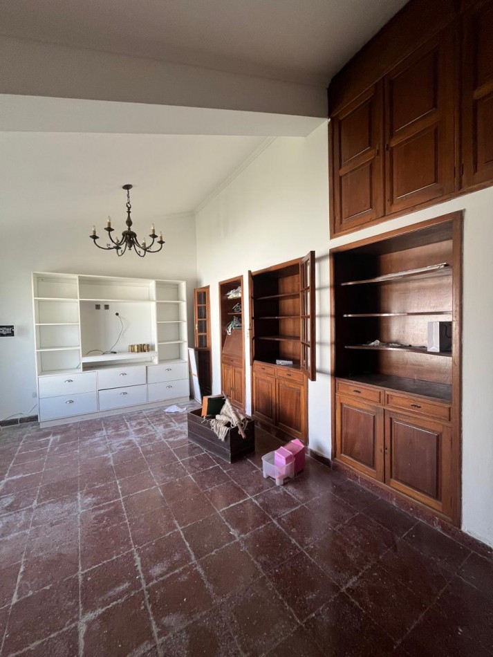 CASERON EN YERBA BUENA TERRENO DE 1200 M2 TRES DORMITORIOS, DEPENCIA, PILETA Y PARQUE 